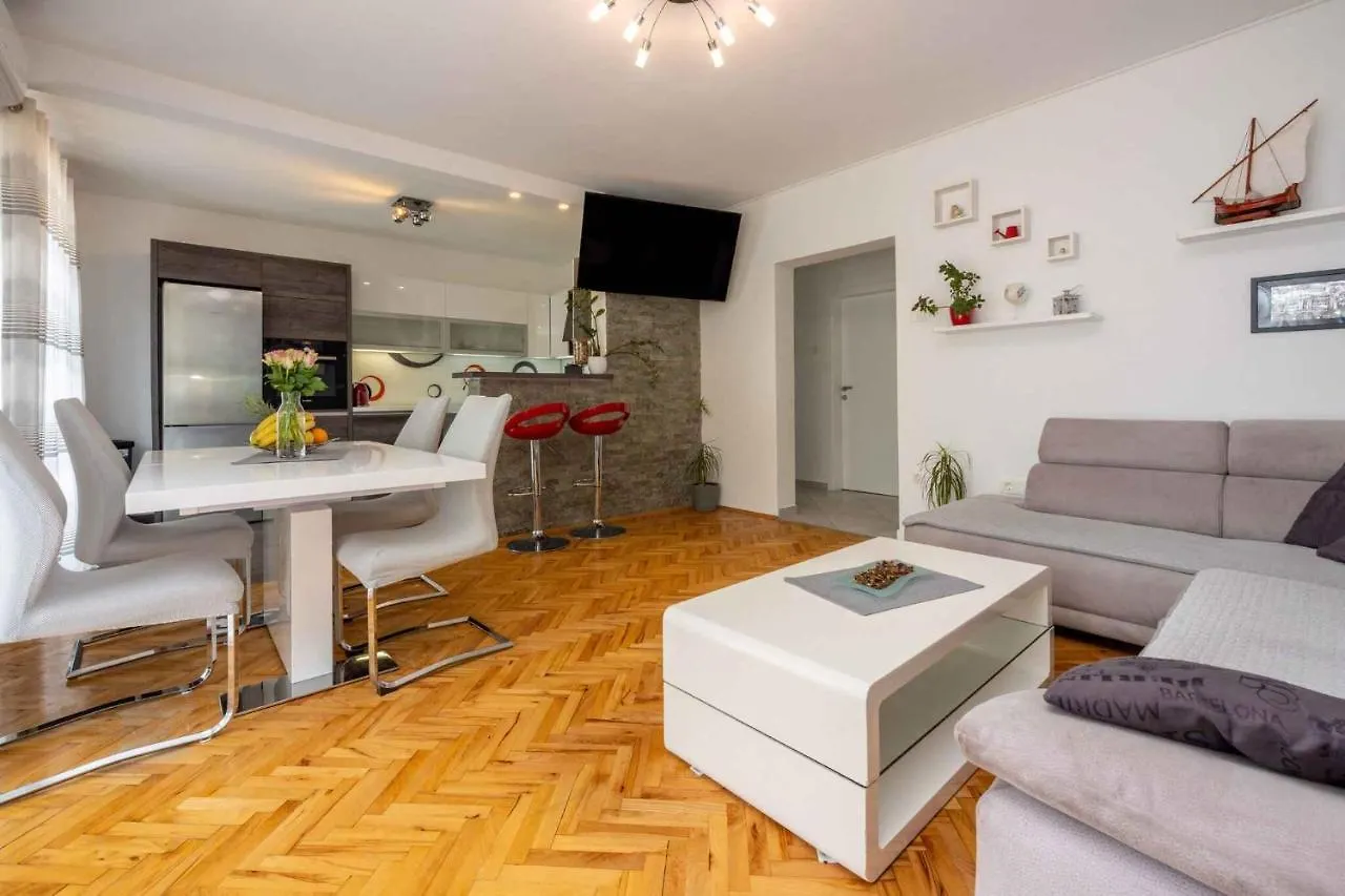 Apartment In Crikvenica 45074
